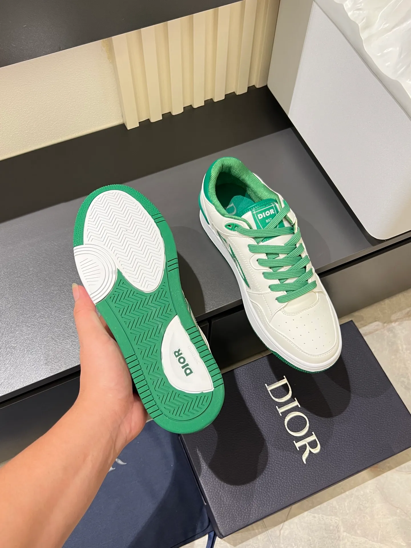 Men's shoes 💰p440 "Dio*" mid-top B27 casual sneakers. This B27 high-top sneaker is a new product in the series and continues Di*r's classic style. Crafted from gray and white smooth calf leather with beige and black Oblique print panels on the sides. The "CD Icon" shaped shoelace eyelets are clever and delicate, and the two-color rubber sole, rear collar and heel are all equipped with the brand's iconic details to enhance the style. Oblique printed straps at the ankle allow for an adjustable fit to complement the overall design. Fashionable and versatile, it can complement any look. Create an exquisite design with unique dynamic vitality and modern atmosphere, presented in low-top and high-top styles. This new must-have shoe adds a new dimension to Dior's archive heritage, embodying modern elegance. Purchase the original version and make it 1:1. If you need top quality, please come to me! Male 38-44!
